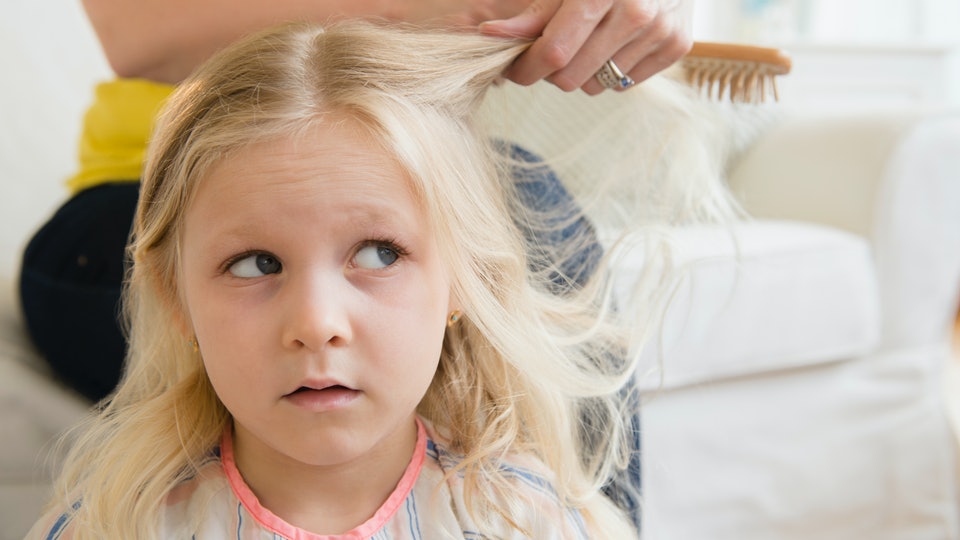 Подстригла дочку. Расчесывание волос для детей. Волосы дочь. Ребенок расчесывает волосы. Расчесывает волосы дочке.
