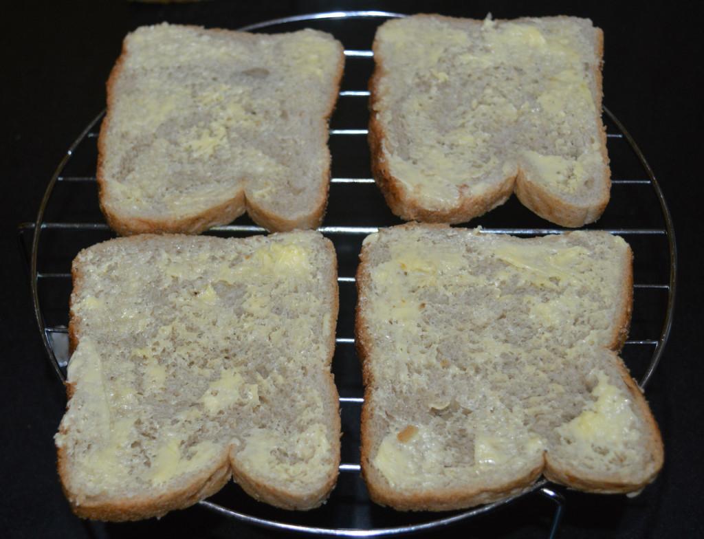 Рецепт тостового хлеба в духовке. Тосты на решетке в духовке из хлеба. Блюда из тостового хлеба на сковороде. Тосты на сковороде. Стручковый сыр.