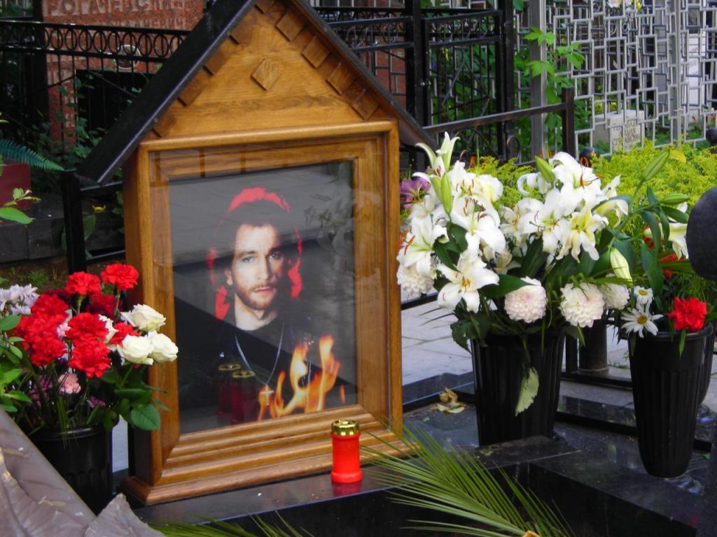 Тальков похоронен. Могила Игоря Талькова в 1991. Могила Талькова на Ваганьковском кладбище. Тальков памятник на Ваганьковском кладбище.
