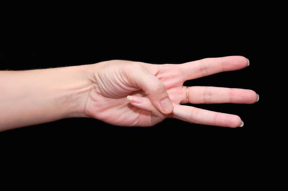 Here e 3. Три пальца. Женская рука. Три пальца на руке жест. 3 Пальца женская рука.