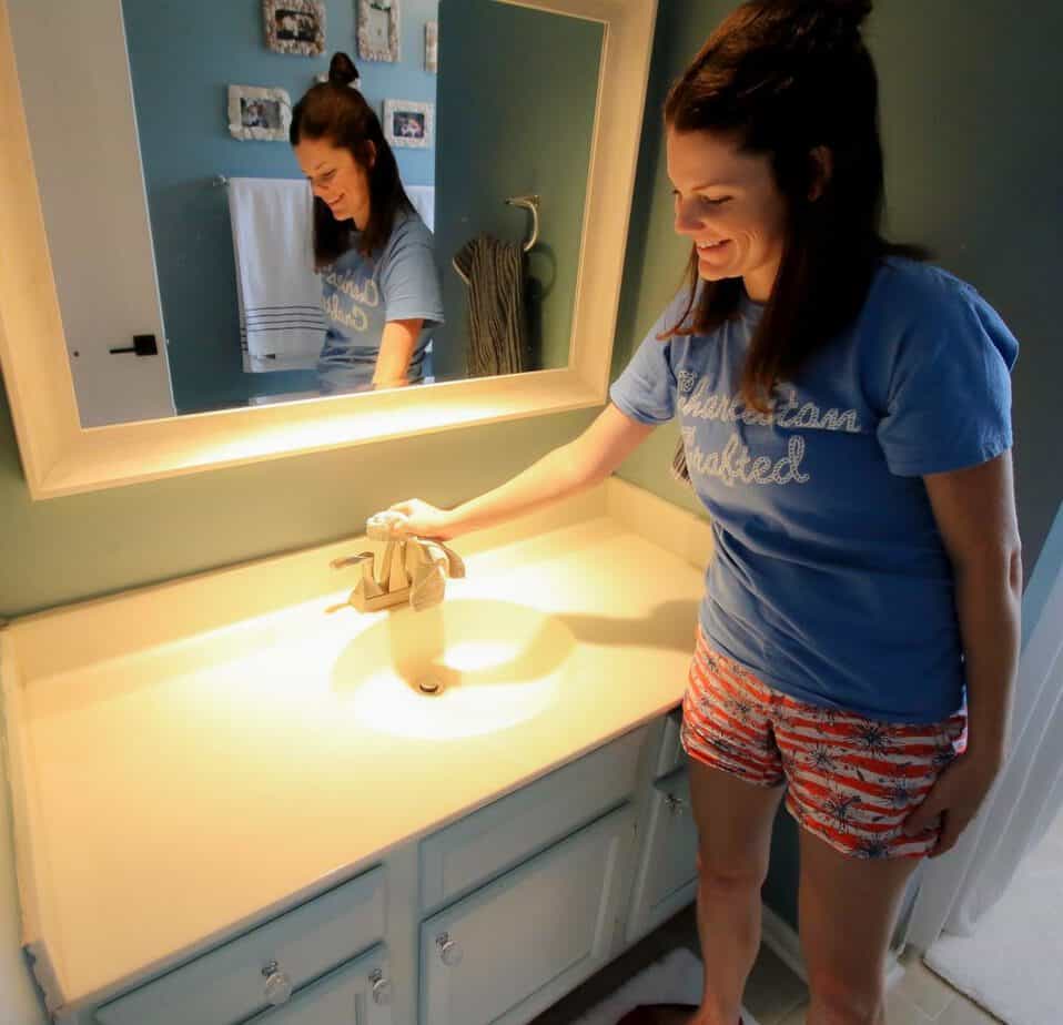 Видеть себя в ванной. Девушка в футболке убирает ванную комнату. Лента убрано в санузле. В водолазке убирает ванную с челкой.