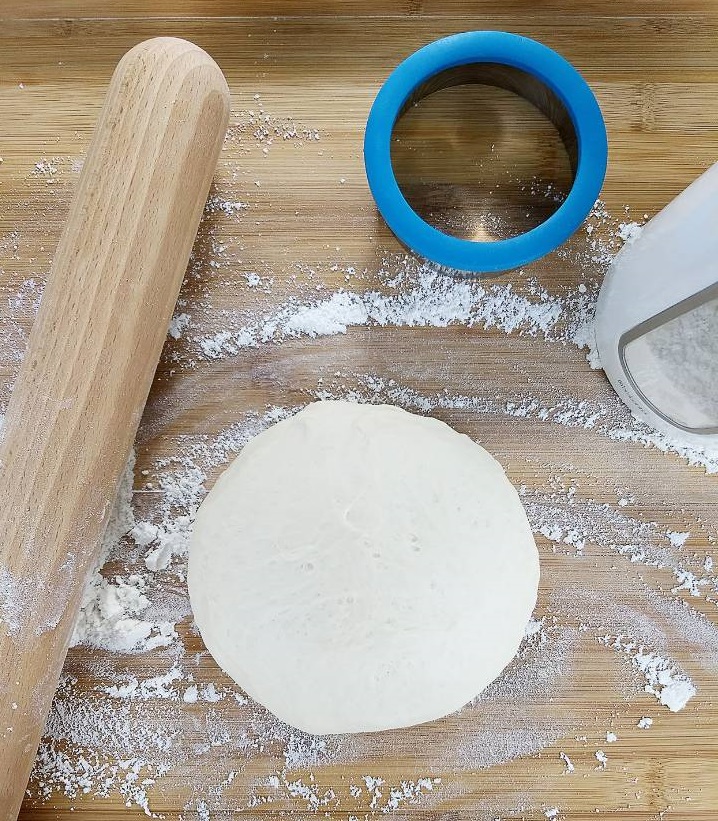 Что будет есть съесть сырое тесто. Раскатанное тесто для пельменей. Раскатать пласт теста положить фарш. Раскатать шарики быстро. Фарш во внутрь кладется сыр.