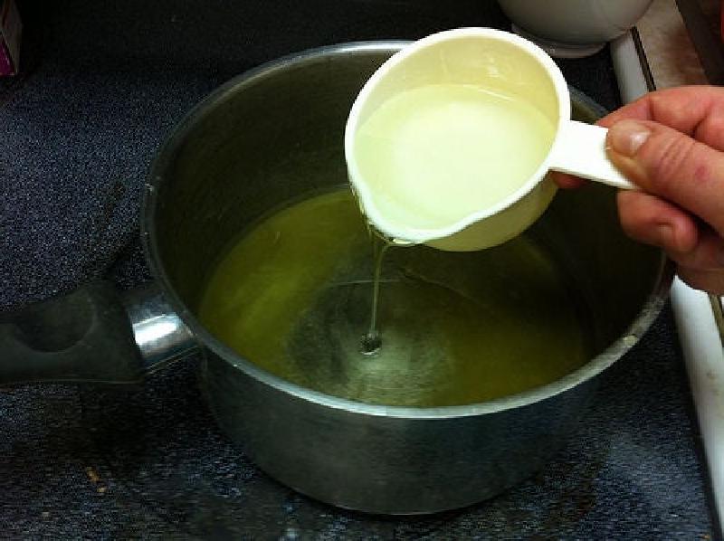 Сколько желатина нужно на 1 литр бульона. Желатин в чашке. Смешивание в кастрюле. Добавление желатина в сироп. В кастрюле смешиваю лимонную кислоту и холодную воду.