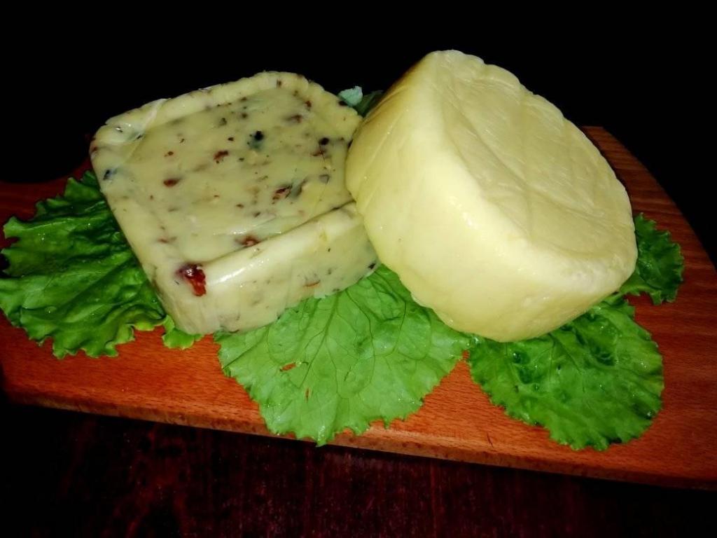 Рецепт вкусного плавленного сыра. Домашний плавленный сыр. Расплавленный сыр. Сыр в воде. Плавленый сырок с зеленью.