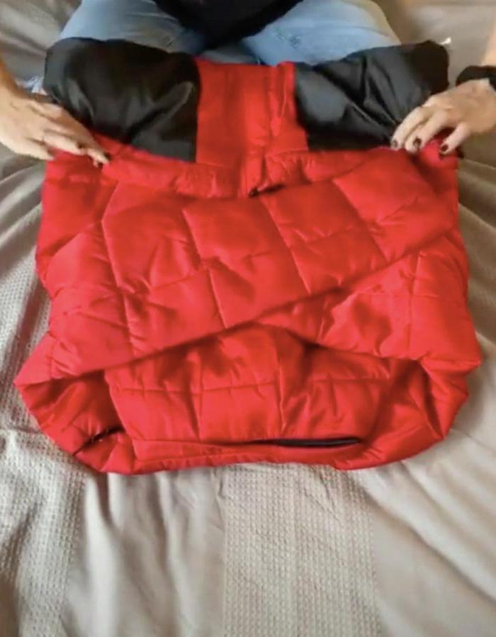Как компактно сложить куртку с капюшоном на хранение пошагово в домашних условиях
