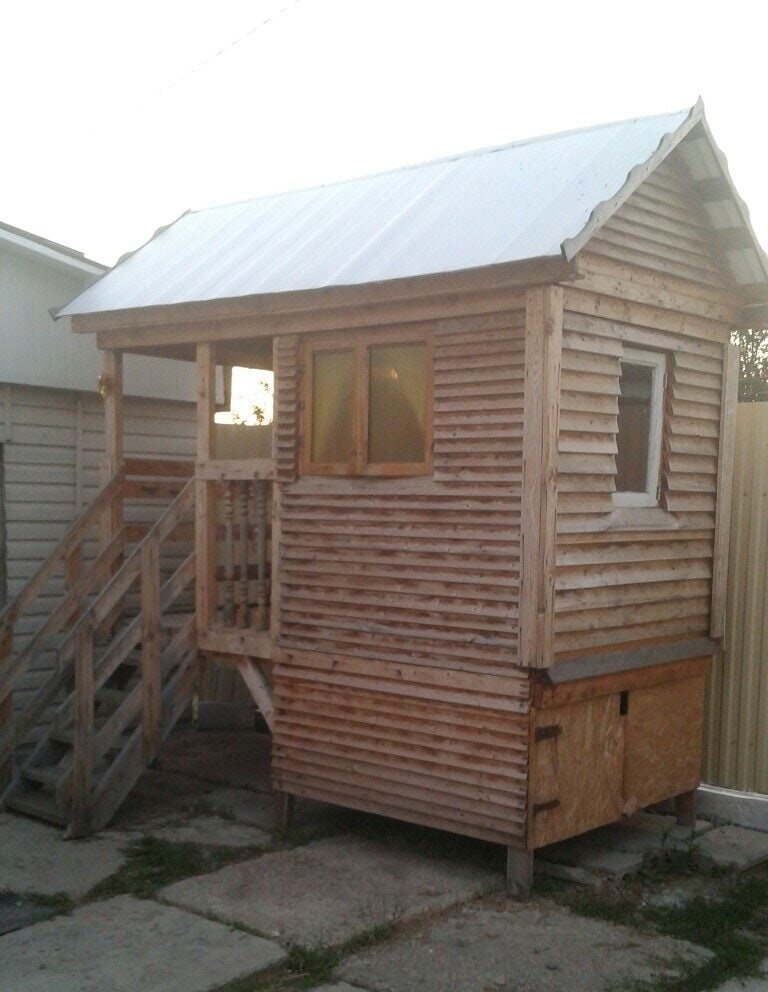 Дедушка построил внучке домик.