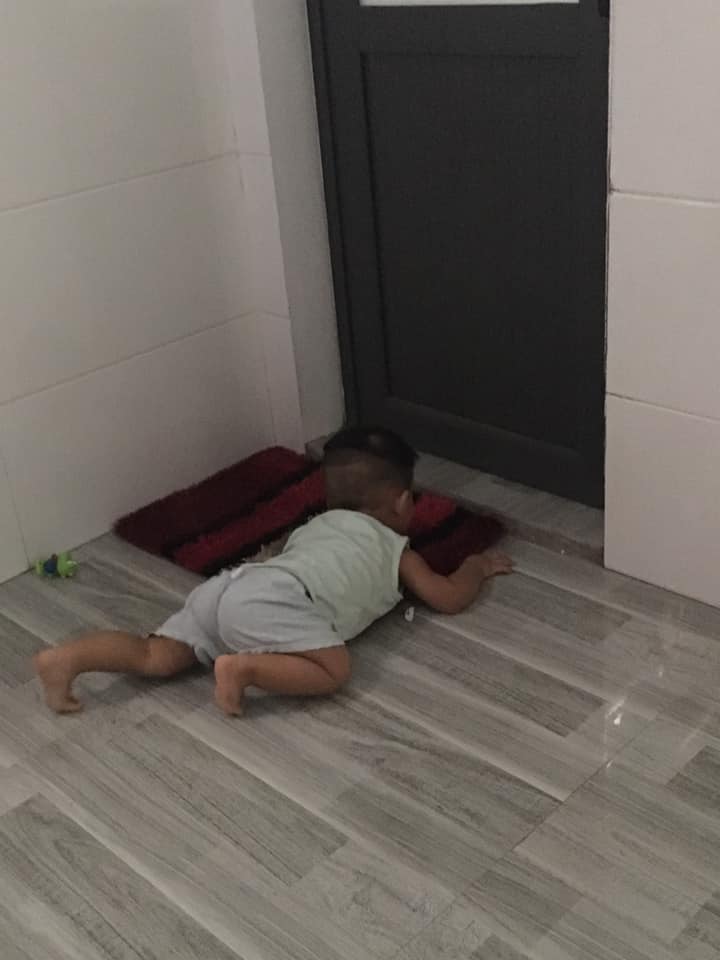 Сын ждет папу. Дети под дверью туалета. Подбросили ребенка под дверь. Фото младенец под дверью.