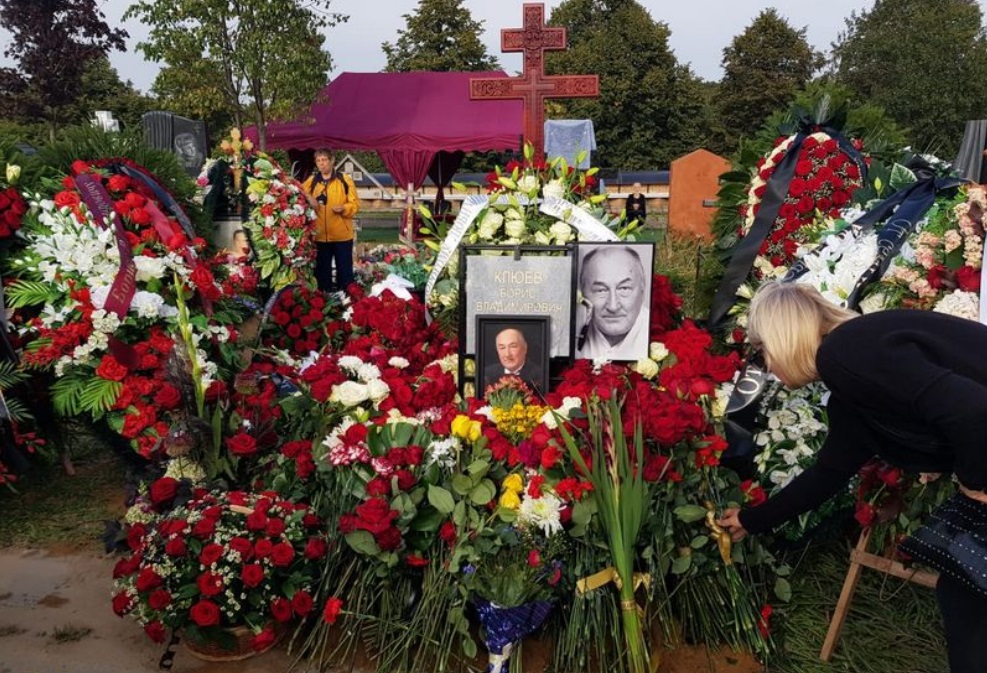 Прощание с ширвиндом фото. Могила Бориса Клюева на Троекуровском кладбище.
