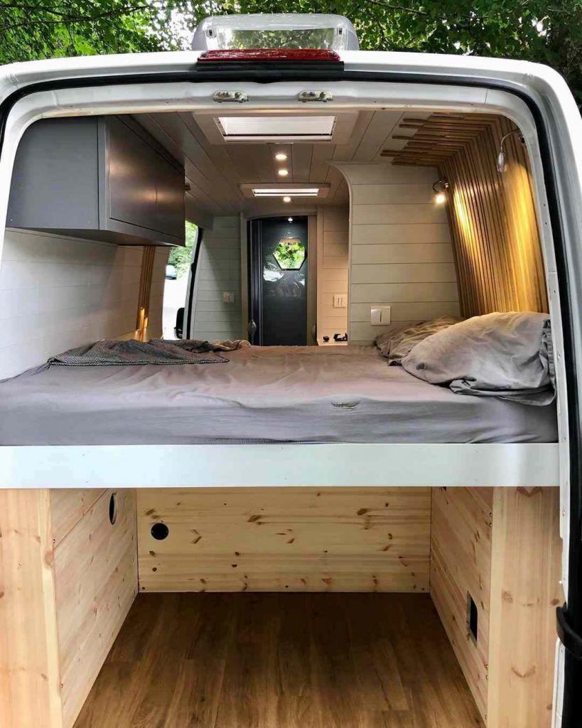 Кровать в Luxury Campervan