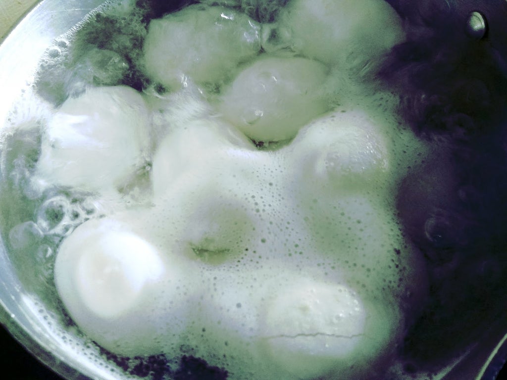 Вареные яйца в кляре. Обмакнуть огурец в яйцо и обжарить. Горячие жареные шарики которые обмакивают в жидкость со льдом. Соленые воды отзывы