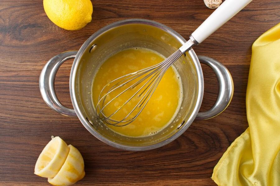 Использовать практически в любом. Сок лимона. Желтки взбить с сахаром и цедрой. Смешать цедру с лимонным соком. Сок цедры.