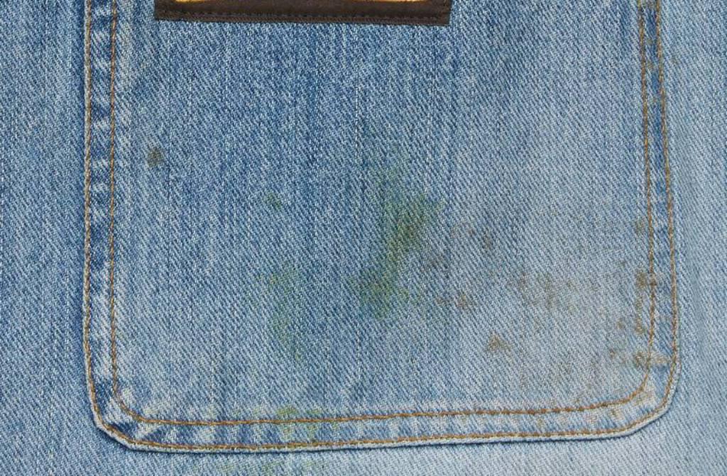 Пятно от травы на джинсах. Модные джинсы с эффектом пятен коричневого цвета 2024.