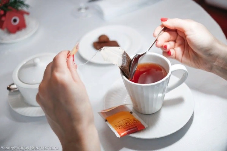Почему нельзя пить с ложки примета. Чай в ресторане. Чай пакетик ложка. Чайные пакетик выжимается. Кружка с чаем пакетик.
