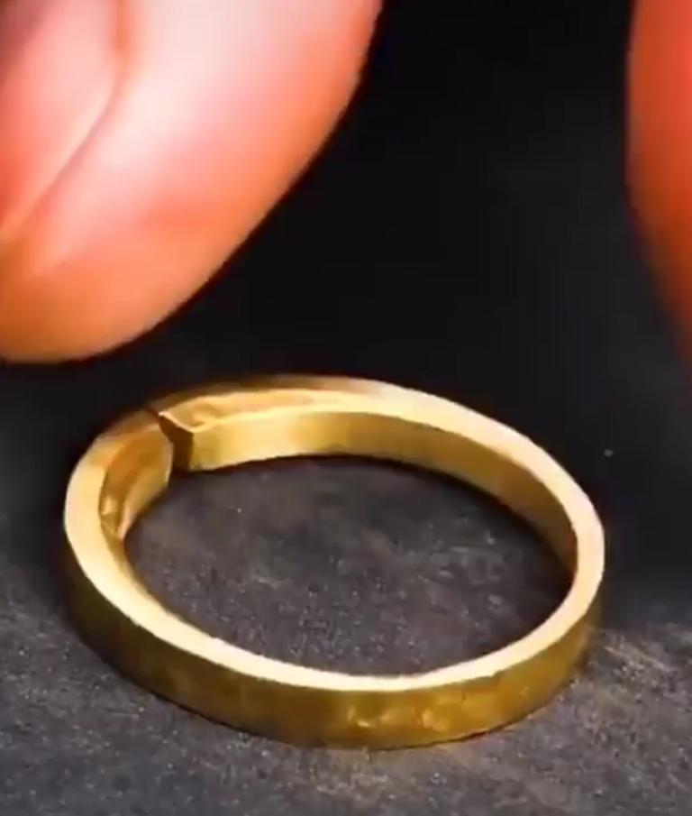 Переплавить золотое кольцо. Переплавленные кольца. Кольца которое переплавилось. Переплавить кольцо идеи. Переплавить золото в кольцо.