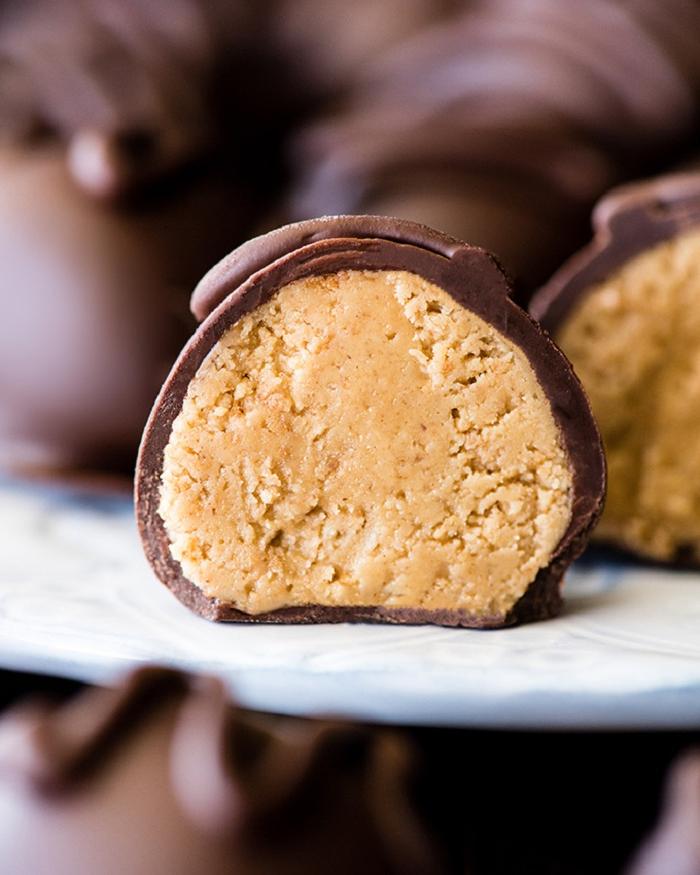Вкусный арахис. Арахисовые шарики. Шарики из арахиса. Шоколадно арахисовые шарики. Шоколадные шарики для выпечки.