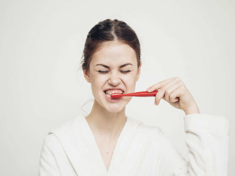 Зубы нужно чистить до завтрака или после. Зубы чистят до завтрака или после завтрака.