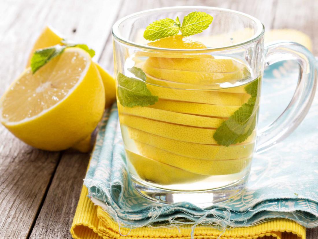 Вода с лимоном приготовление. Вода с лимоном. Лимонный горячий сок. Пьет лимонный сок. Теплая вода с лимоном.