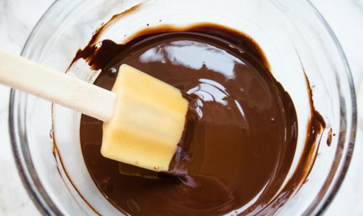Шоколад на сливочном масле. Соус для кекса из какао. Шоколадная глазурь из шоколада и сливок для пончиков. Кексики шоколадные с какао. Маффины на водяной бане.