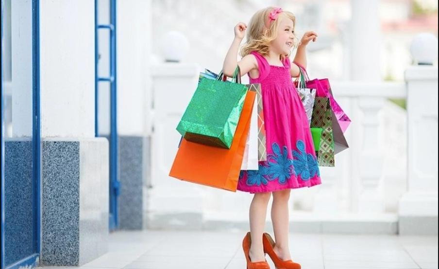 Go shopping presents you. Дети шоппинг. Детский шоппинг. Девушка с пакетами. Одежда для детей.