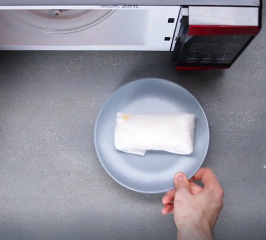 Можно ли размораживать слоеное тесто в микроволновке. Как разморозить пиццу в микроволновке из морозилки. В чем разморозить блины в микроволновке. Как из тарелки вытащить замороженный продукт.