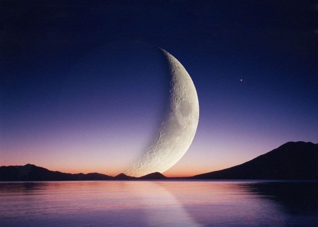 Лунном дне. Луна. Красивая Луна. Лунный пейзаж. Лу.