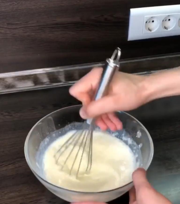 Как сделать тесто хрустящим. Прибор делать тесто. Намазка мягкий сыр Курочка. Хрустящий сыр как делают. Лаваши режем заливаем молоком сахаром и ставим в духовку.