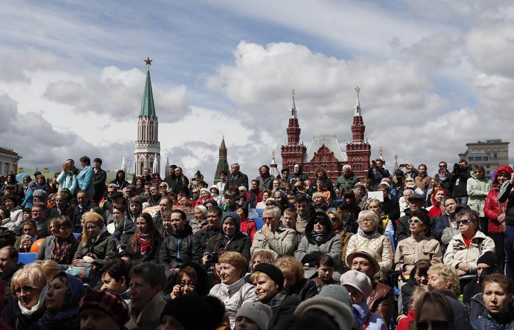 Городское население москвы. Москва люди. Население Москвы. Населенность Москвы. Мигранты на красной площади.