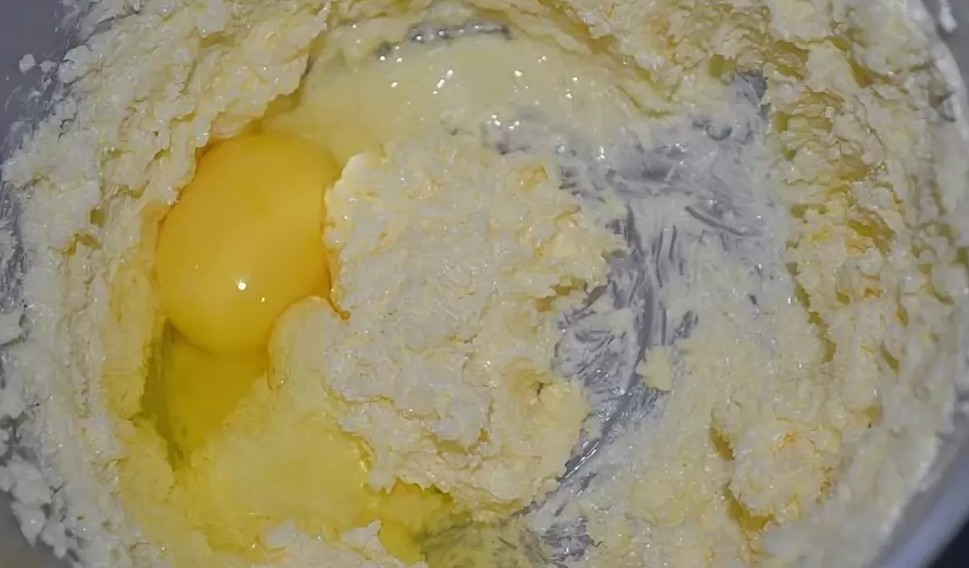 Пирог масло сливочное и яйца. Яично сахарная смесь. Взбиваем яйца с сыром. Масло взбить с сахаром. Взбиваем яйцо и добавляем масло.