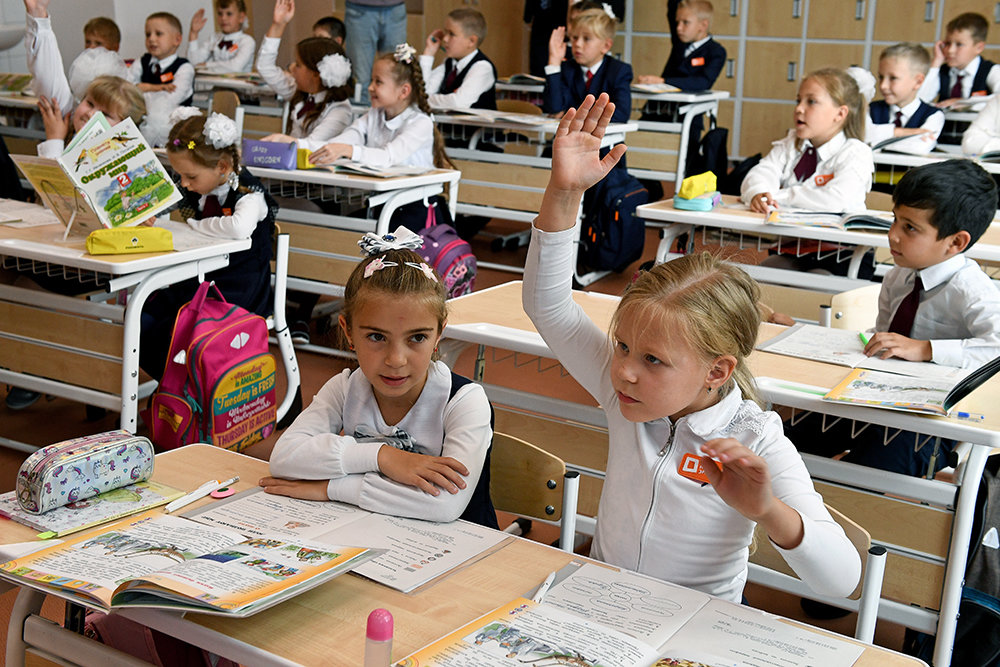 23 февраля дети учатся в школе 2024. Дети в школе. Ученики в школе. Класс в школе с учениками. Школа России.