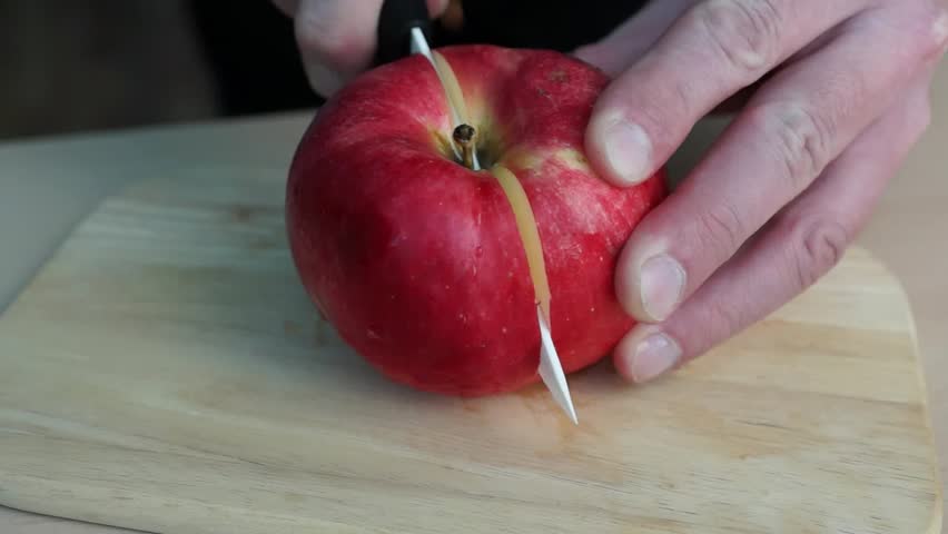 Разобьем пополам. Яблоко пополам. Яблоко разрезанное пополам. Нарезанные яблоки. Резать яблоко.