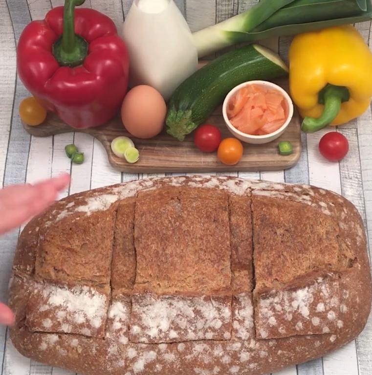 Копченый хлеб. Хлеб с копченостями человека. Булка с мясным хлебом. Шашлык в булке хлеба.