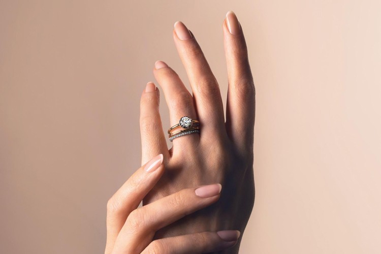 К чему снится что подарили золотое кольцо. Девушка отдает кольцо. Как носить кольцо если оно Велико. Хитрости если кольцо больше размером большое. Боится подарить колечко.