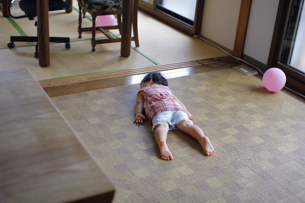 Ребенок упал с мамой. Пол ребенка. Уставший ребенок. Ребенок лежит на полу.