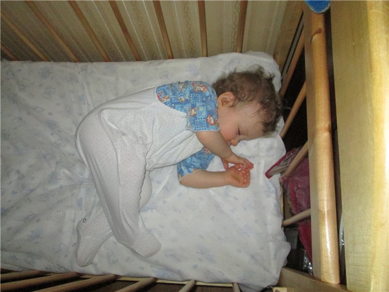Ребенок 2 5 плохо засыпает. Спящий на ковре малыш.