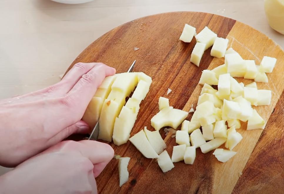 Перед обработкой из яблок иногда вырезают сердцевину. Вырезать сердцевину из яблок. Вырезать сердцевину чеснока. Очистка яблок от кожуры и сердцевины. Рецепт завтрака вырезать сердцевину.