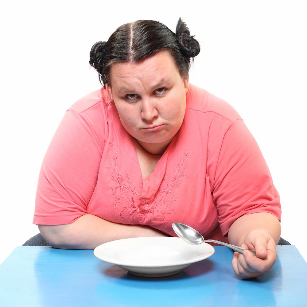 Стресс голодание. Толстушка с едой. Женщина на диете.
