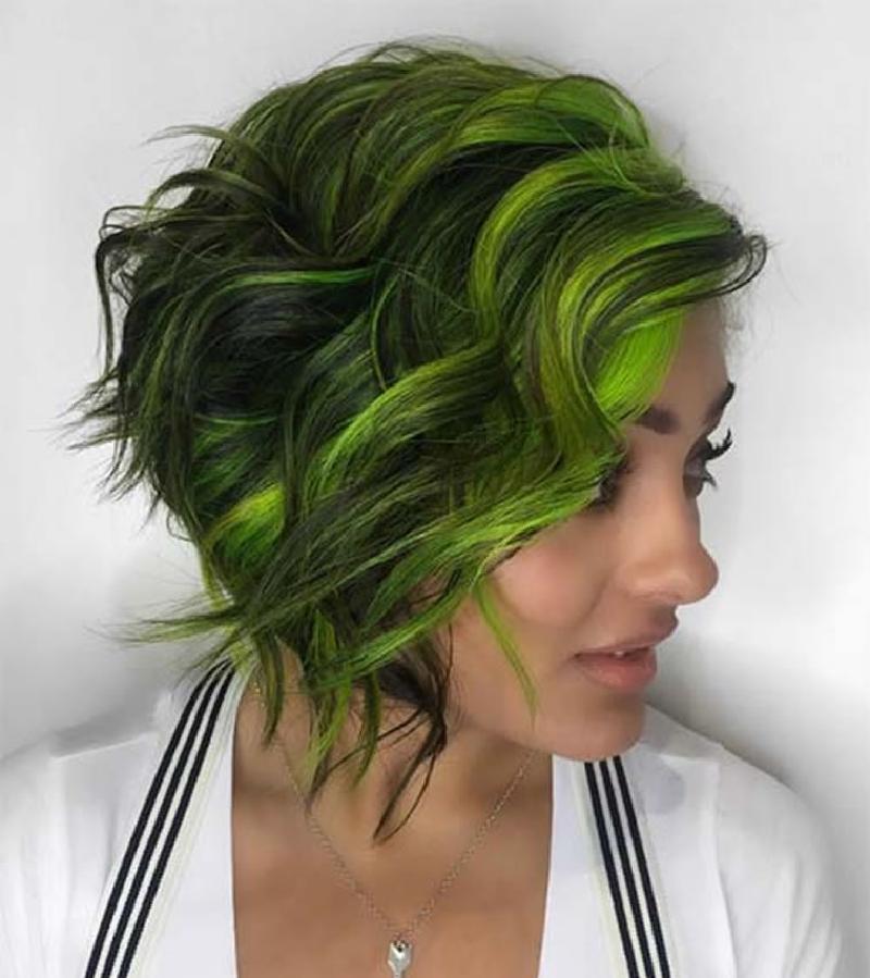 Зеленые пряди волос. Зеленые пряди. Зелёные пряди на русых волосах. Окрашивание волос с зелеными прядями. Прическа с зелеными прядями.