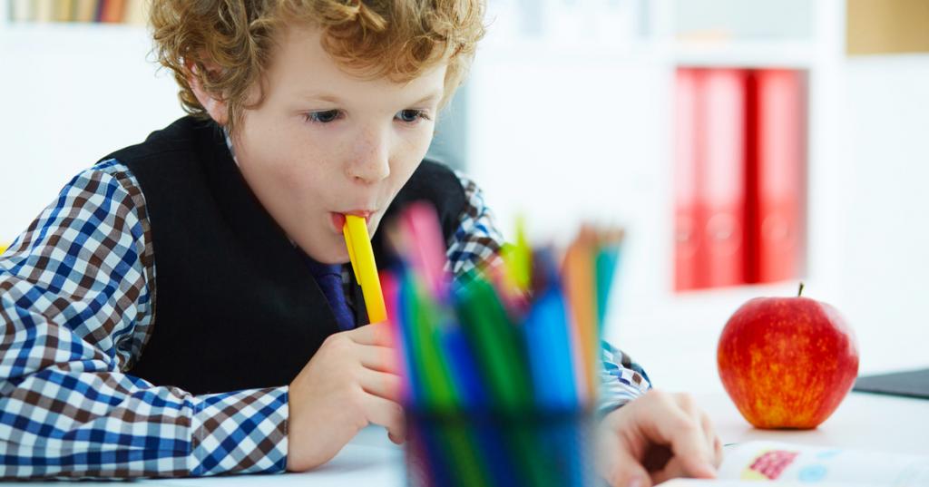 Как отучить детей грызть карандаши и ручки: следите за питанием ребенка 