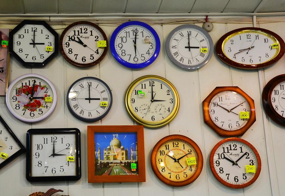 Часы показывающие разное время. Различные часы. Иллюстрации с изображением разных видов часов. Часы много. Часы с разным временем.