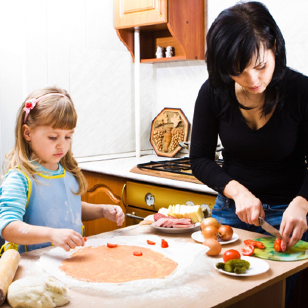 Мама готовит стол. Совместная готовка с детьми. Дети накрывают на стол. Дети пекут. Печем вместе с мамой.