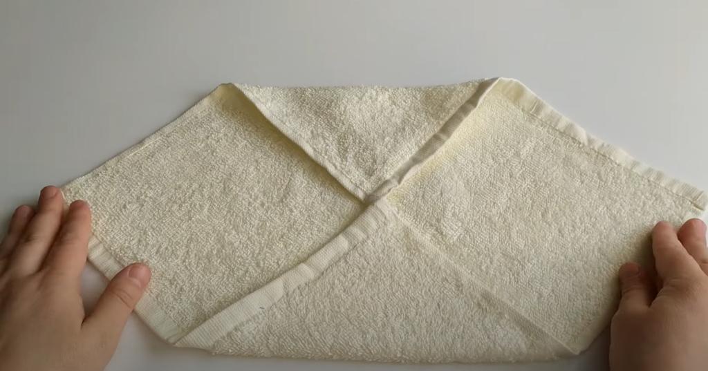 Забрал полотенце. Полотенце разложенное. Красиво свернуть квадратное полотенце в рулончик. Как красиво сложить полотенце квадратом. Как сворачивать квадратные полотенца.