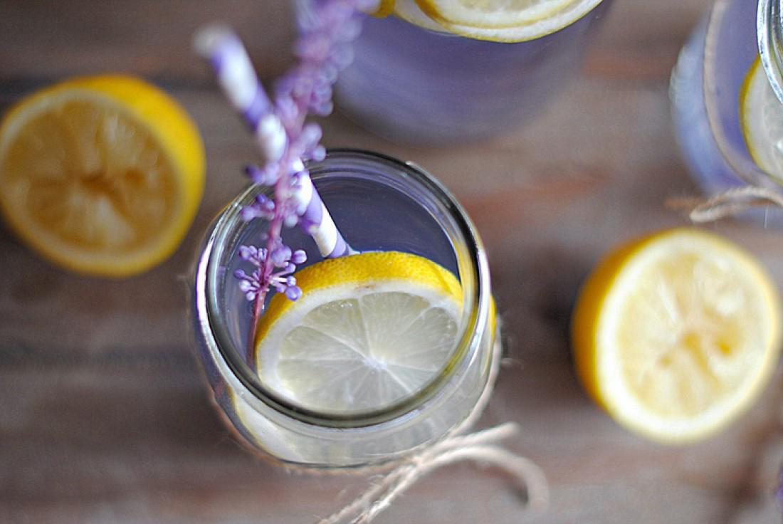 Холодная вода с лимоном. Вода с лимоном. Лавандовый лимонад. Вода с лимоном Эстетика. Фиолетовые напитки безалкогольные.