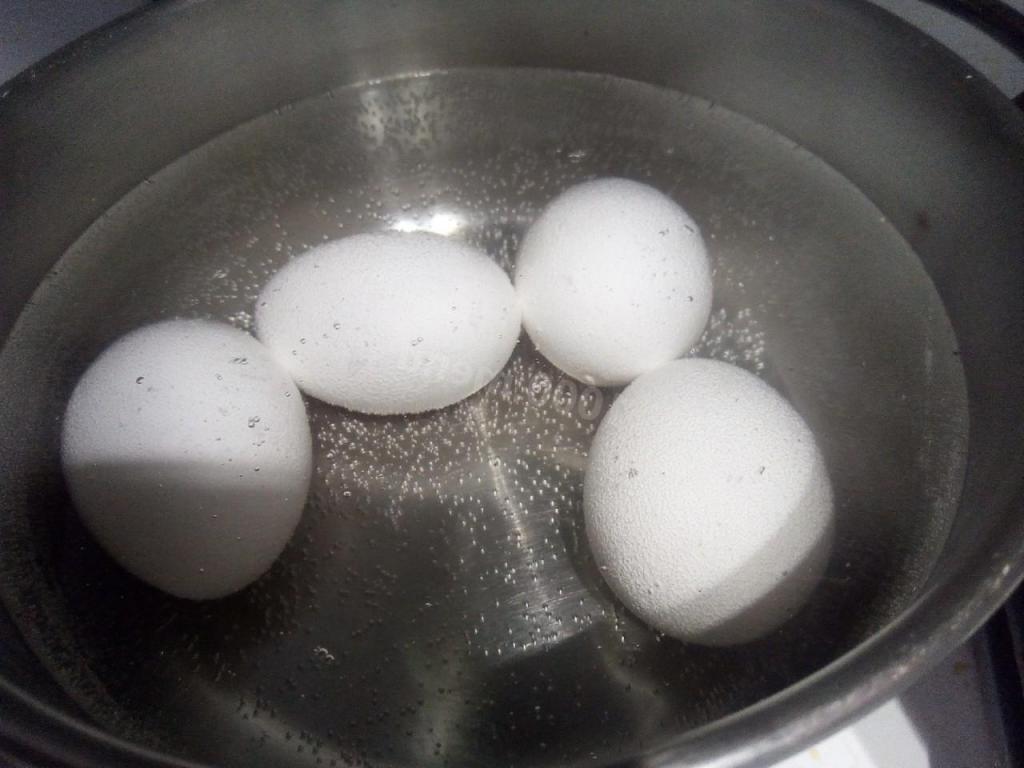 Яйца грязные можно ли их мыть. Мыть яйца. Мытое яйцо. Вареные яйца. Мыльные яички.