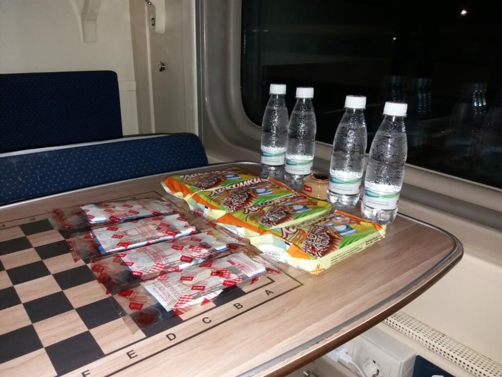 Сколько раз кормят в купе. Питание в поезде. Наборы питания в поезде. Питание в двухэтажном поезде. Питание РЖД купе.