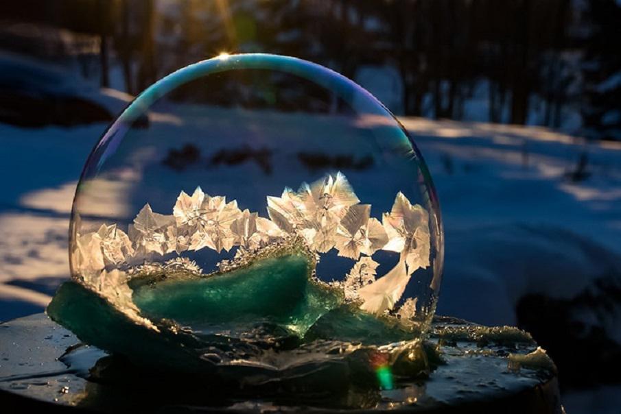 В воду лед делаем. Замерзший мыльный пузырь. Ледяные мыльные пузыри. Ледяной пузырь. Мыльные пузыри на морозе.