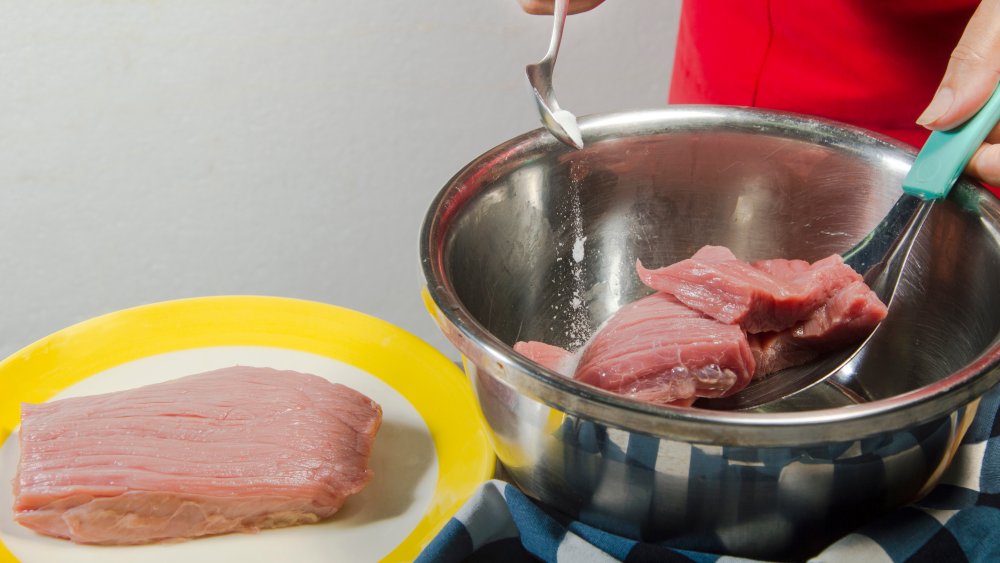 Нужно мыть мясо перед приготовлением. Сода для мягкости мяса.