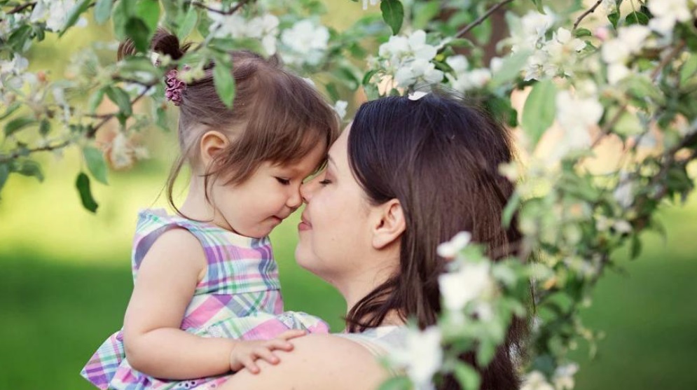 Мама с ребенком в садике. Фотосессия в цветущем саду. Весенняя фотосессия для детей. Фотосессия в яблоневом цвету с детьми.