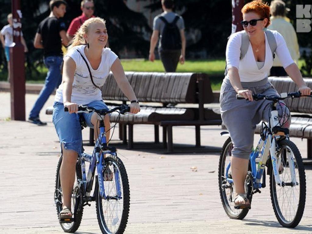 Ездить на велосипеде беременной. Велосипед для полных людей. Ездить на велосипеде. Звезды которые катаются на велосипеде. Езда на велосипеде в Нидерландах.
