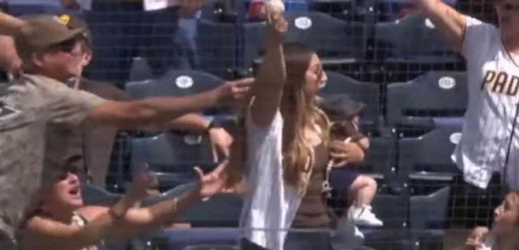 Рука догнать. Показали грудь на бейсбольном матче. Мем парень и девушка на бейсбольном стадионе. Показала грудь во время бейсбольного матча.