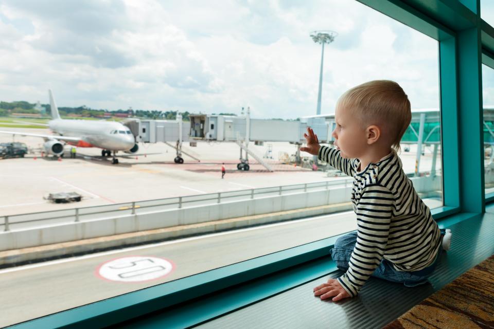 Самолет с маленьким ребенком. Дети ждут посадку хорошего дня. Маленький ребенок самолет на ручках.